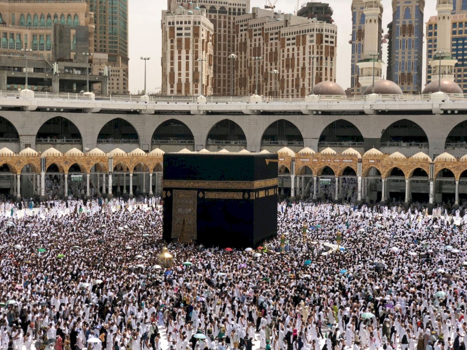 السعودية تتخذ قراراً بشأن المُعتمرين من الخارج