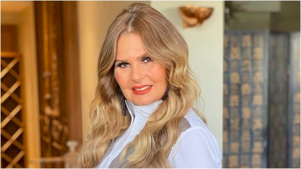 يسرا تعلن عدم مشاركتها في جنازة دلال عبد العزيز