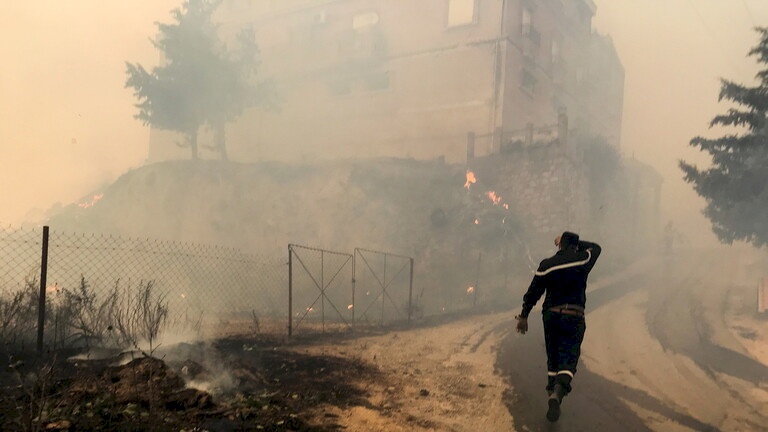 في واقعة مأساوية بالجزائر.. العثور على شقيقتين متفحمتين وهما تعانقان أمهما (صورة)