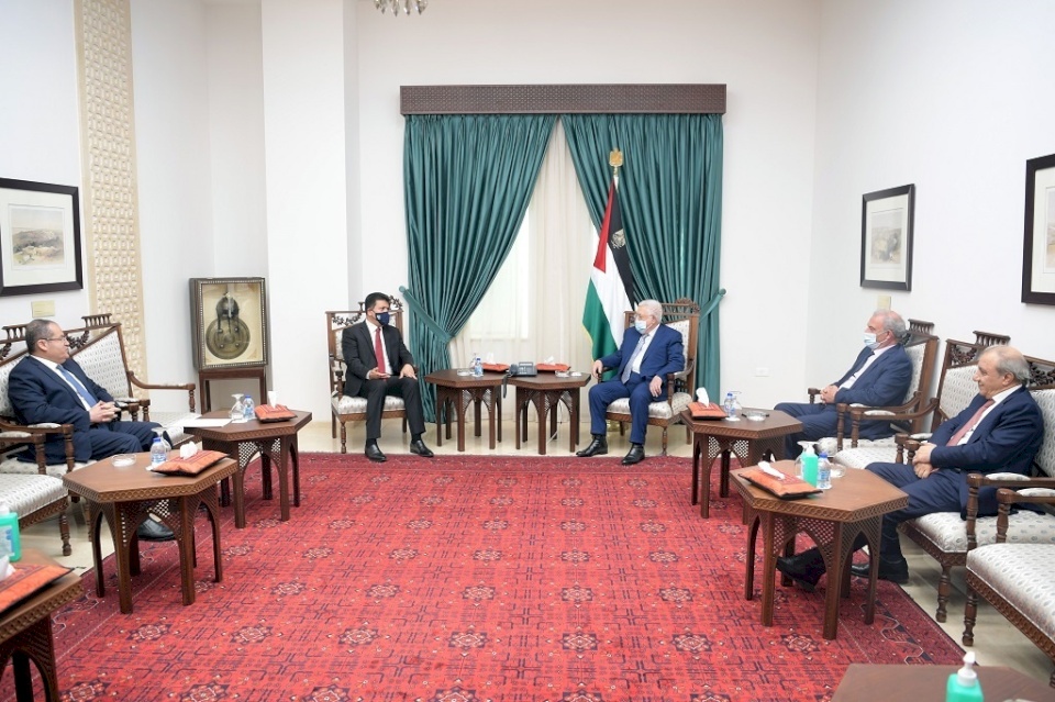 السفير التونسي يستعرض أوضاع بلاده مع الرئيس عباس