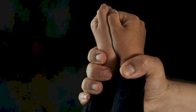 قصة فتاة يتحرش بها والدها ويهددها بالقتل تثير ضجة في الكويت!