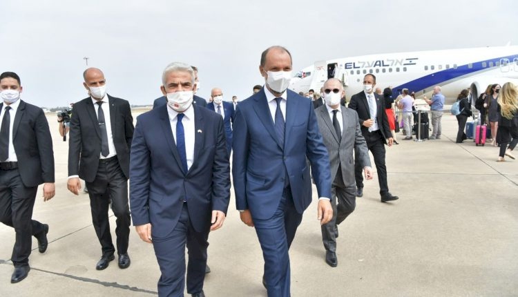 شاهد- هذا ما كتبه وزير خارجية الاحتلال على قبر محمد الخامس عند زيارته للمغرب!