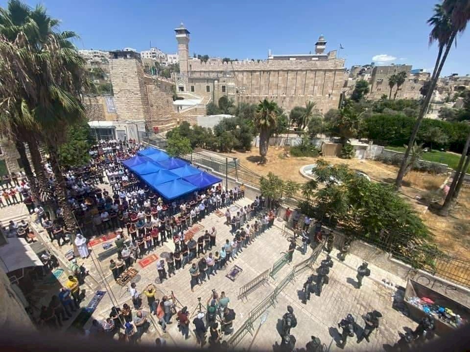 إصابات بالاختناق عقب اعتداء الاحتلال على المصلين في الحرم الإبراهيمي