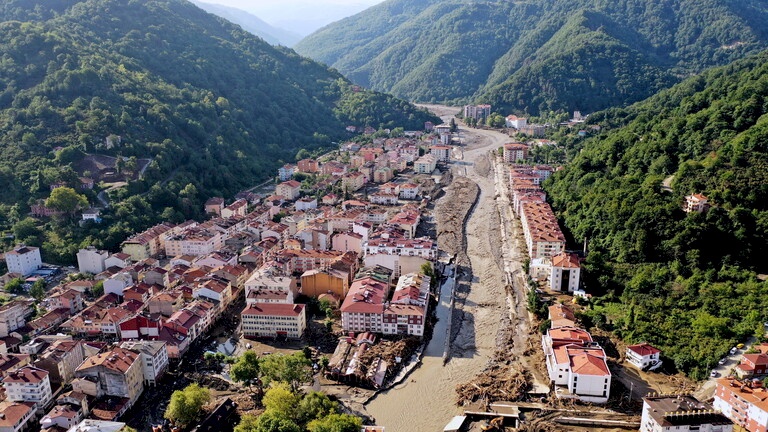 غانتس: عرضنا على تركيا المساعدة في إنقاذ ضحايا الفيضانات