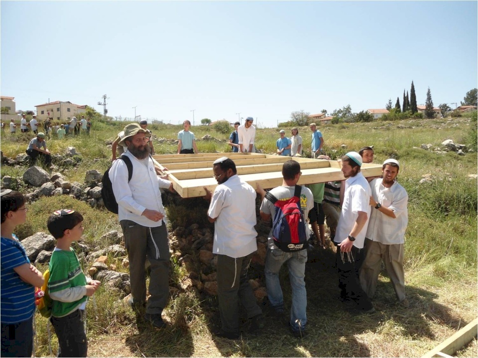 مستوطنون يقيمون بؤرة استيطانية جديدة جنوب الخليل