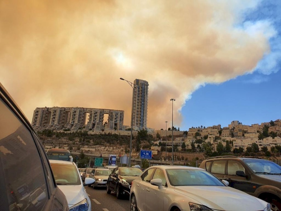 إسرائيل تطلب مساعدة دولية لإطفاء حرائق القدس