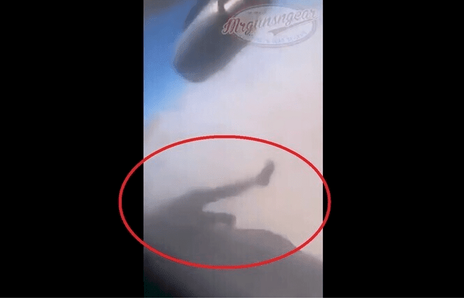 أفغانستان: فيديو جديد من داخل الطائرة لشخص يتدلى قبل السقوط! (شاهد)