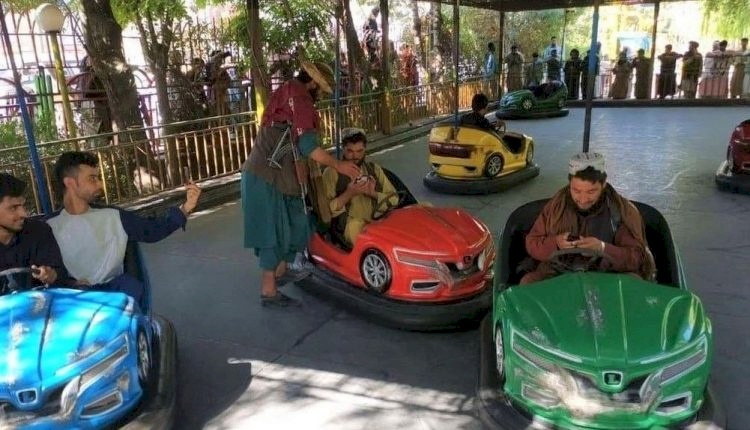 فيديو يثير الجدل لعناصر طالبان من داخل مدينة ملاهي في كابل (شاهد)
