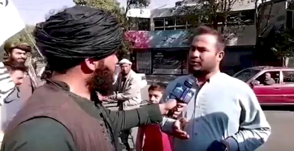 "طالبان" تتعهد باحترام حرية الإعلام وتحدد شرطاً لعمل الصحفيات