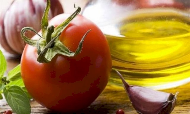 دراسة: تناول الطماطم مع زيت الزيتون له أثر عظيم على قلب الإنسان