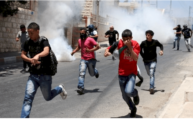 إخلاء مدرستين جنوب طولكرم وإصابات بالاختناق بغاز الاحتلال