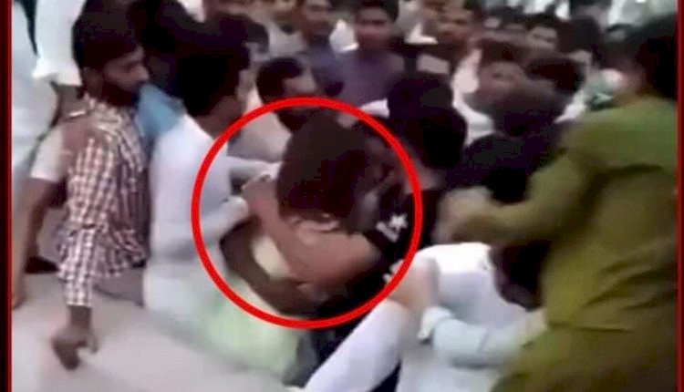 حادثة أثارت غضباً في باكستان.. 400 رجل يعتدون على فتاة ويجردونها من ملابسها (فيديو)