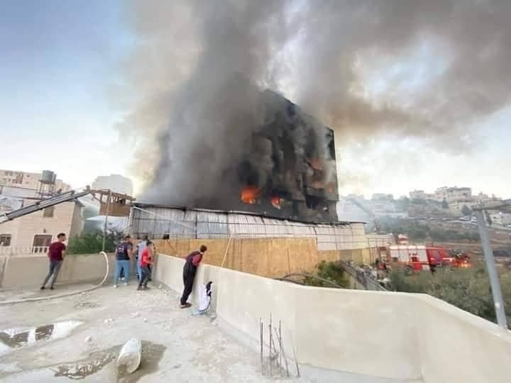 حريق هائل في مستودعات للأجهزة الكهربائية في الخليل