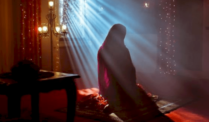 فنانة شهيرة تعلن الاعتزال وارتداء الحجاب من داخل المسجد النبوي.. فاجأت الجميع