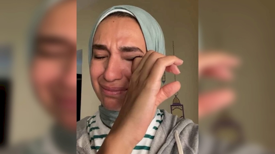 شابة مصرية تروي قصة مأساوية لطفلة تخلّى عنها زوجان بعد تبنيها 3 سنوات (فيديو)