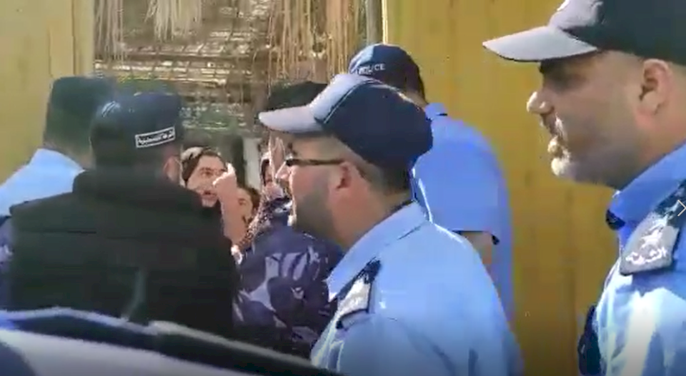 عناصر حماس يعتدون على مواطن مسن ويحاولون إخراجه من منزله بقوة السلاح (فيديو)