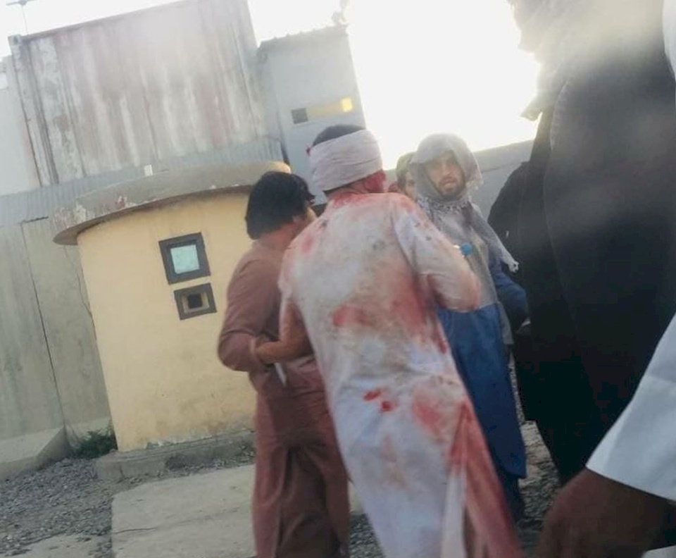 عشرات القتلى بانفجارين بمحيط مطار كابل بينهم جنود أمريكيين