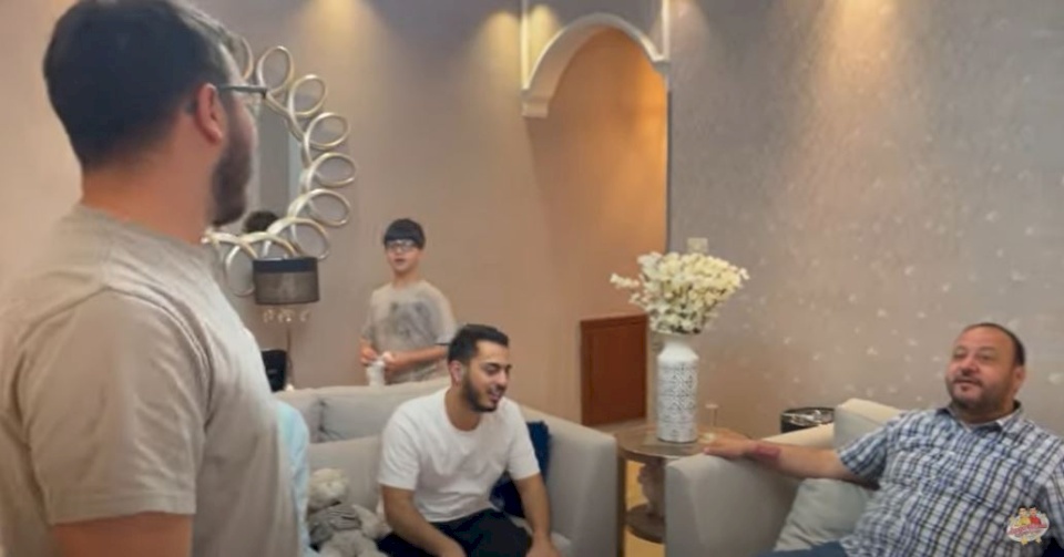 شاهد- أول زيارة لمنزل الوليد مقداد.. وتصرف غريب وغير مفهوم من زوجته! (فيديو)