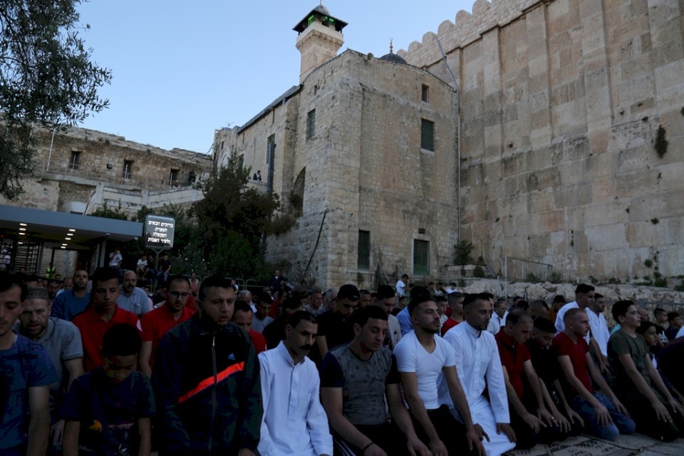 المواطنون يؤمون الحرم الإبراهيمي وإغلاق 10 مساجد للصلاة فيه