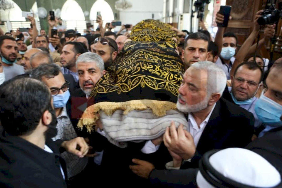 بمشاركة هنية ومشعل.. تشييع حاشد للقيادي بحماس إبراهيم غوشة في عمان