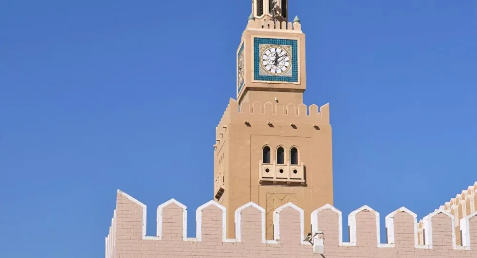 فيديو| يرفع الأذان بـ "شورت" في مسجد بالكويت ويثير الجدل.. والأوقاف تتحرك