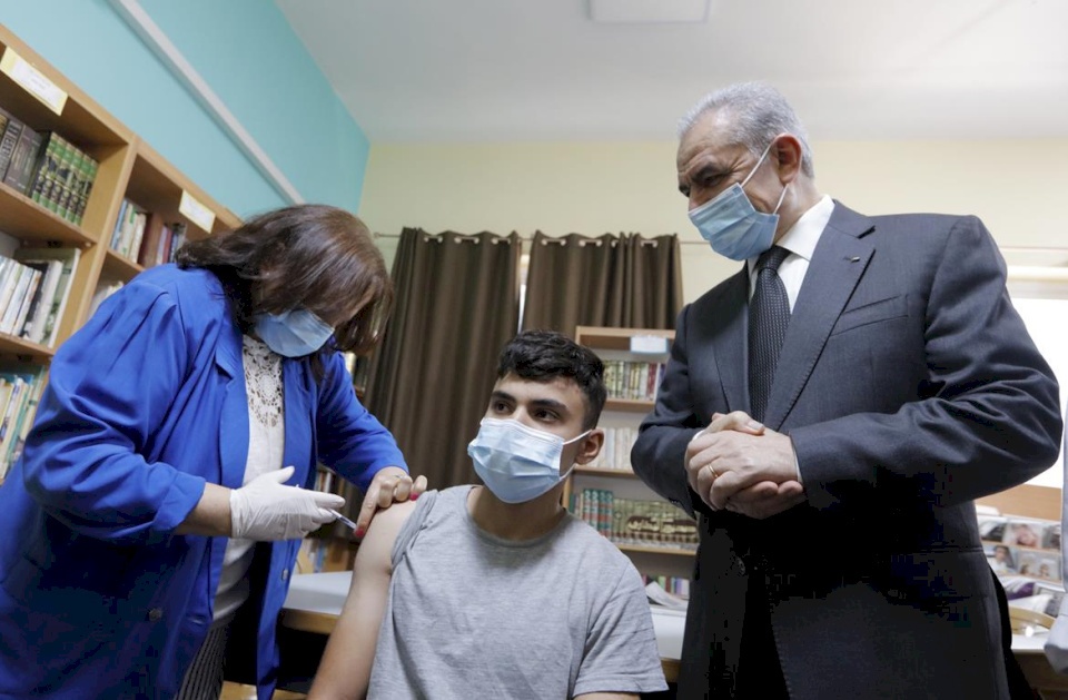 رئيس الوزراء يطلق المرحلة الأولى من حملة تطعيم طلبة المدارس الثانوية