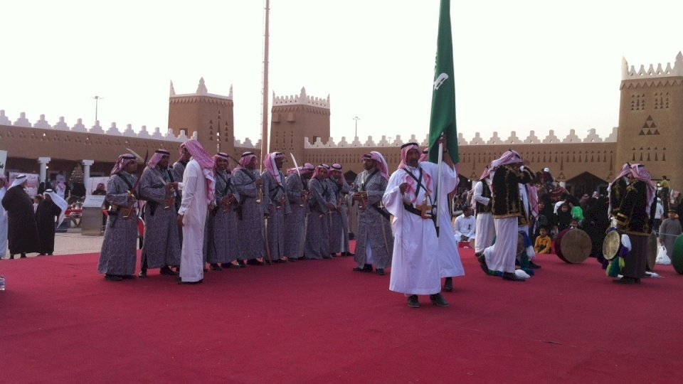 طرد فتاة سعودية حاولت مشاركة الرجال رقصة العرضة في الباحة (فيديو)