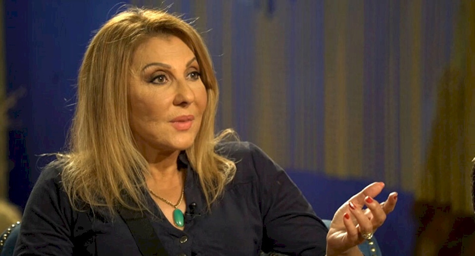 نادية الجندي تفاجئ متابعيها بهذه الإطلالة والجمهور يعلق: "ما بتكبري أبدا"!