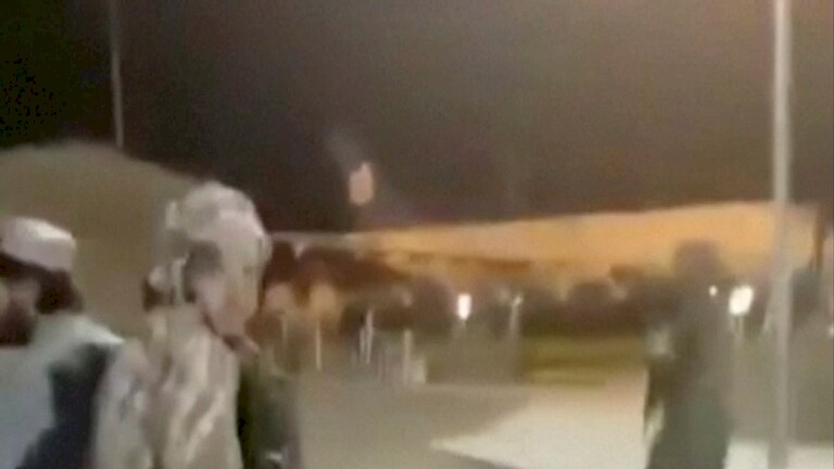 صورة - آخر جندي أمريكي يغادر أفغانستان.. مو هو؟