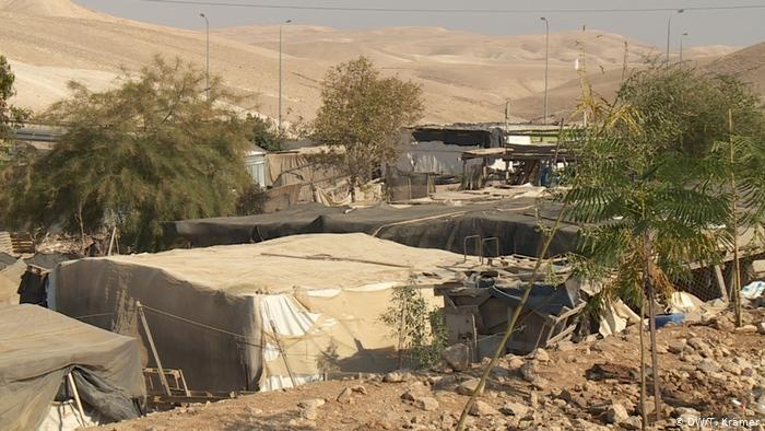 حكومة الاحتلال والمحكمة العليا تبحثان تهجير "خان الأحمر"