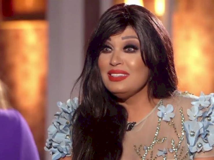 فستان فيفي عبده الأخضر يثير سخرية الجمهور الذي شبهها بـ"طحالب البحر"! (شاهد)