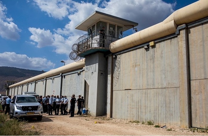 أسير من رام الله يسكب الماء المغلي على أحد السجانين في "جلبوع"