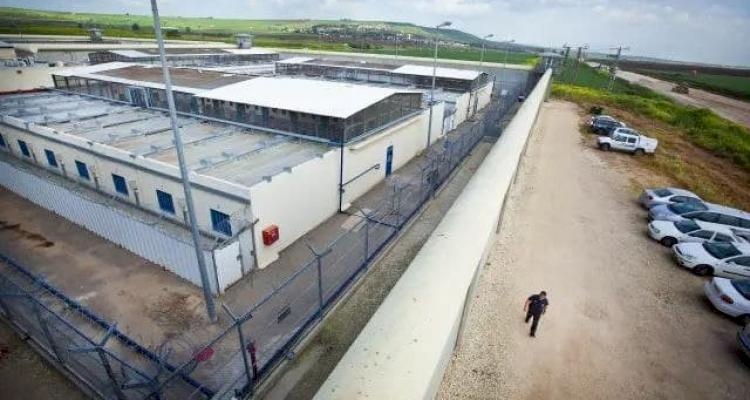 فتح: مكان الأسرى الطبيعي بين أهلهم وليس في الزنازين الظالمة