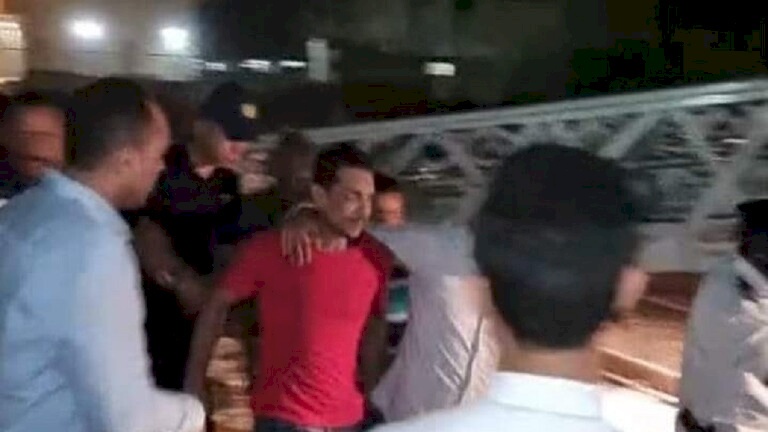 شاهد.. شاب مصري يتراجع عن الانتحار من أعلى برج بعد 6 ساعات (فيديو)