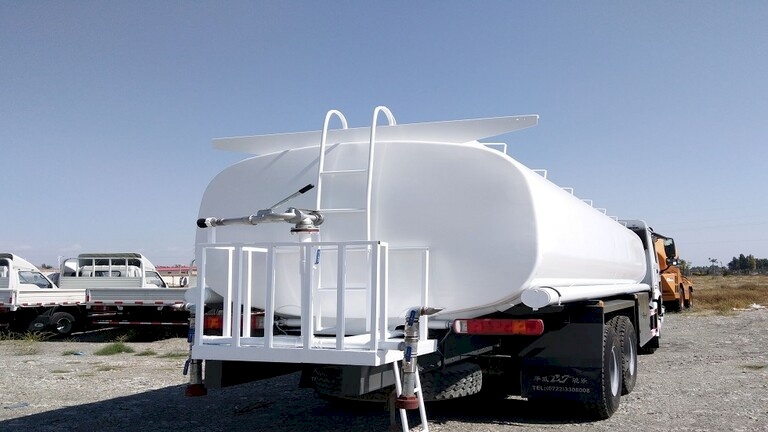 أزمة البنزين في لبنان تتواصل.. مجهولون يحتجزون صهريجا