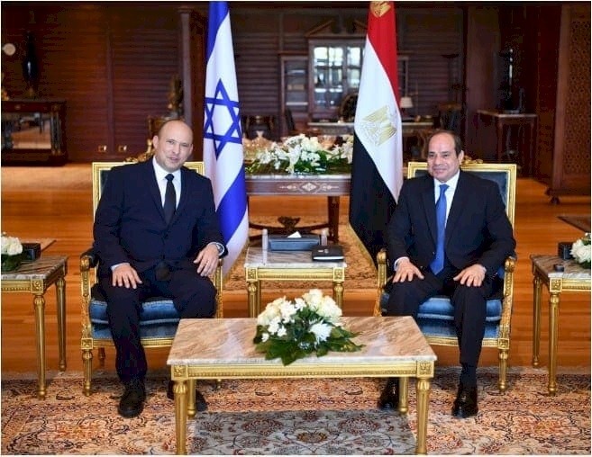ما دلالة وضع علم إسرائيل في لقاء السيسي مع بينيت؟