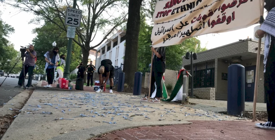 نشطاء يمطرون سفارة إسرائيل في واشنطن بالملاعق! (فيديو)
