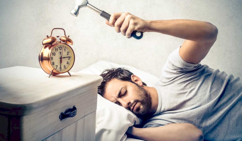 أطباء: صعوبة الاستيقاظ في الصباح علامة لمرض قاتل
