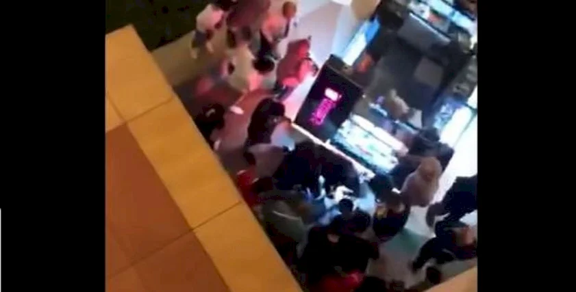 بعيون أحد الشهود.. تفاصيل اللحظات الأخيرة لانتحار فتاة داخل مول بمصر! (فيديو)