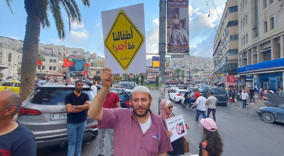 صور- 15 مواطناً يتظاهرون في نابلس رفضاً للقاحات كورونا