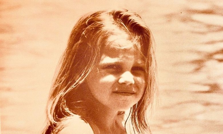 فنانة مصرية شهيرة تنشر صورتها وهي طفلة.. خمنوا من هي؟