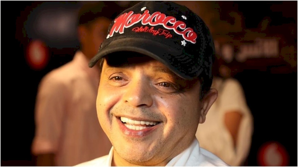 نجاة محمد هنيدي وأسرته من حريق بمنزلهم.. والفنان يوثق آثار الحادثة