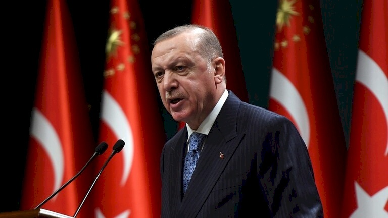 أردوغان يرتكب خطأ خلال عرضه كتابه الجديد (فيديو)