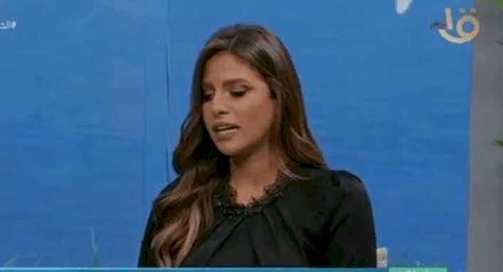 مذيعة مصرية تبدل ملابسها بعد إعلان وفاة المشير طنطاوي (شاهد)