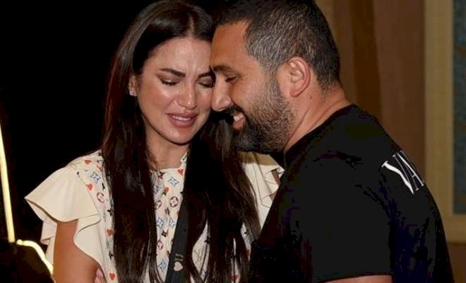 فنانة شهيرة تبكي أمام مقتنيات أطفال غزة من ضحايا عدوان 2021