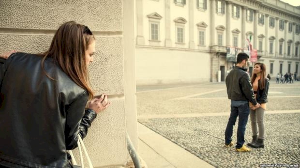 مصرية تكشف عن تفاصيل مؤلمة: زوجي ارتبط بي ليصل إلى صديقتي!