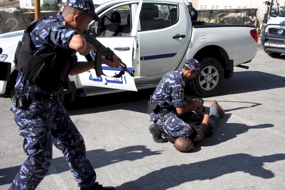 القبض على 5 اشخاص من تجار المخدرات برام الله