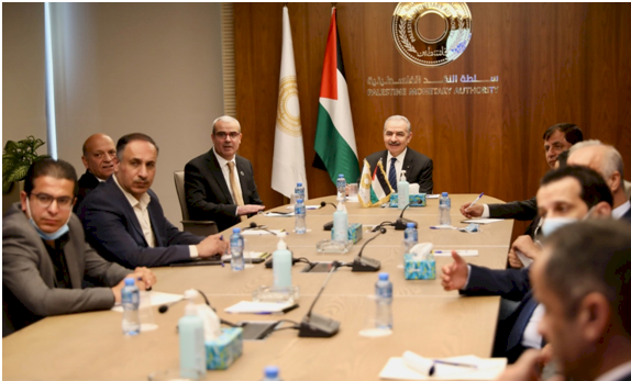 رئيس الوزراء يزور سلطة النقدويطلع على خططها التطويرية