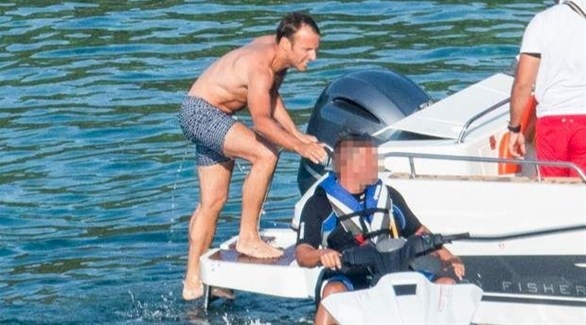 ماكرون يقاضي مصوراً بعد عرض صورته بزي السباحة