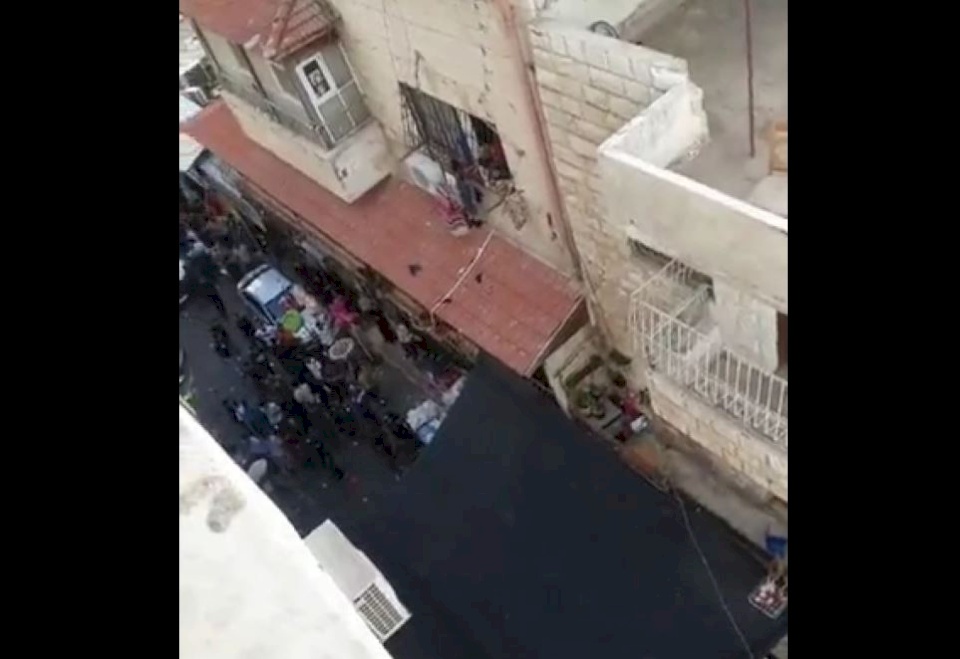 سطو مسلح على محل لبيع المجوهرات في طولكرم.. لصوص بزي نسائي! (فيديو)